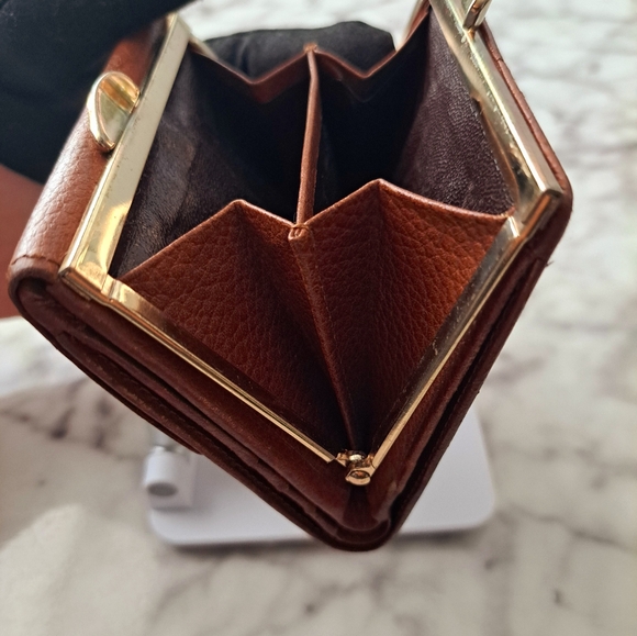 Burberrys wallet with kiss lock coin - Picture 6 of 14